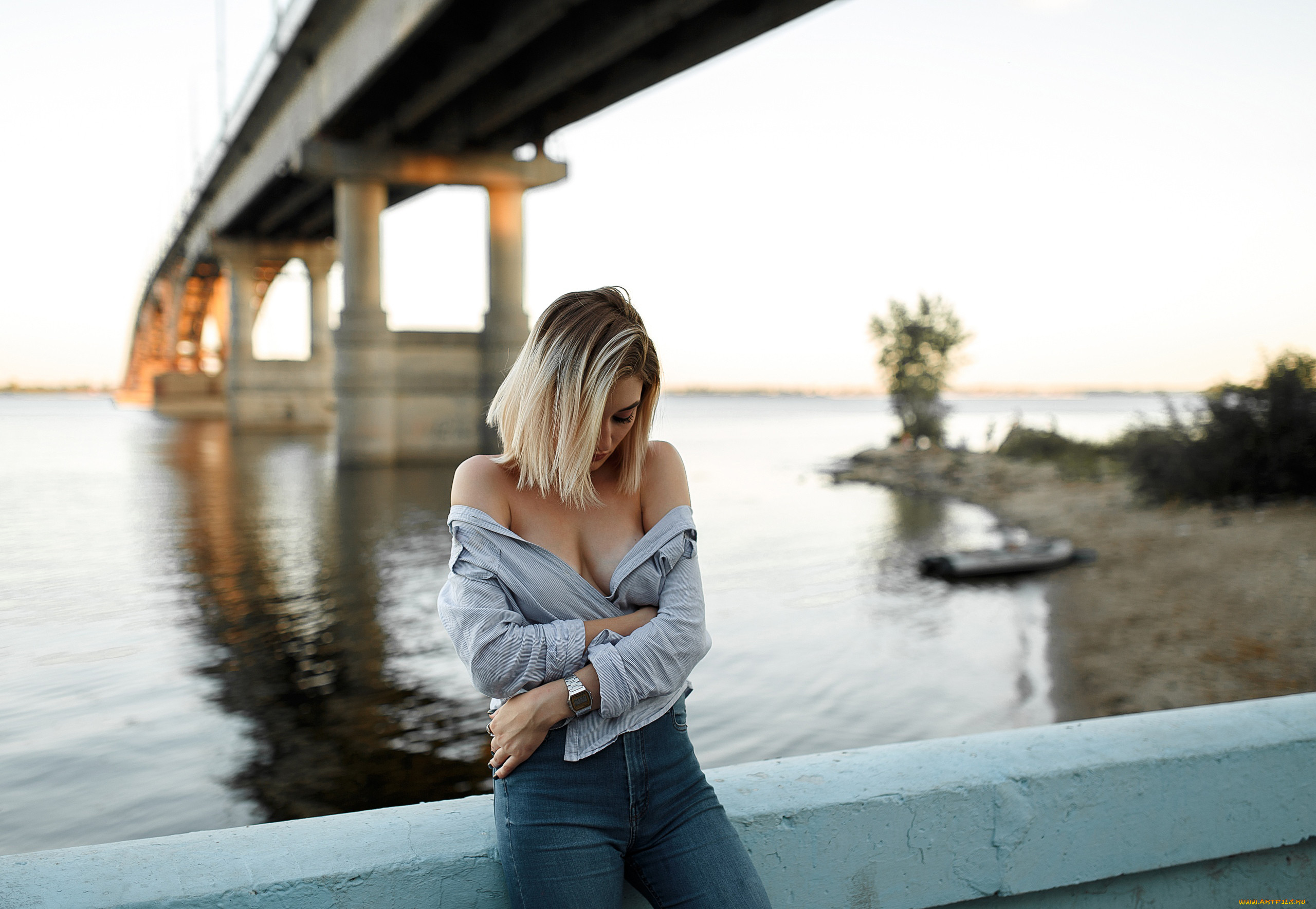 блондинка на мосту